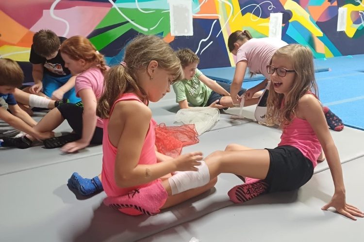 Děti se na příměstském táboře v Jump Academy Olomouc učí poskytovat první pomoc.